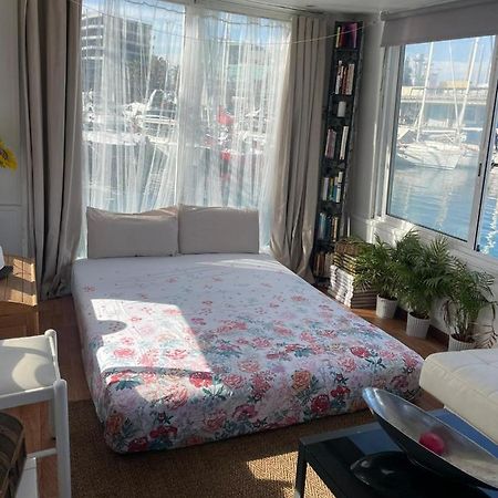 Light Bedroom In A Home Boat Barcelona Buitenkant foto