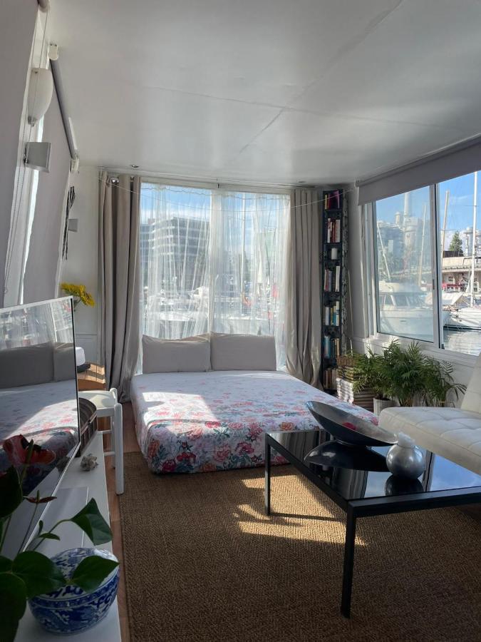 Light Bedroom In A Home Boat Barcelona Buitenkant foto