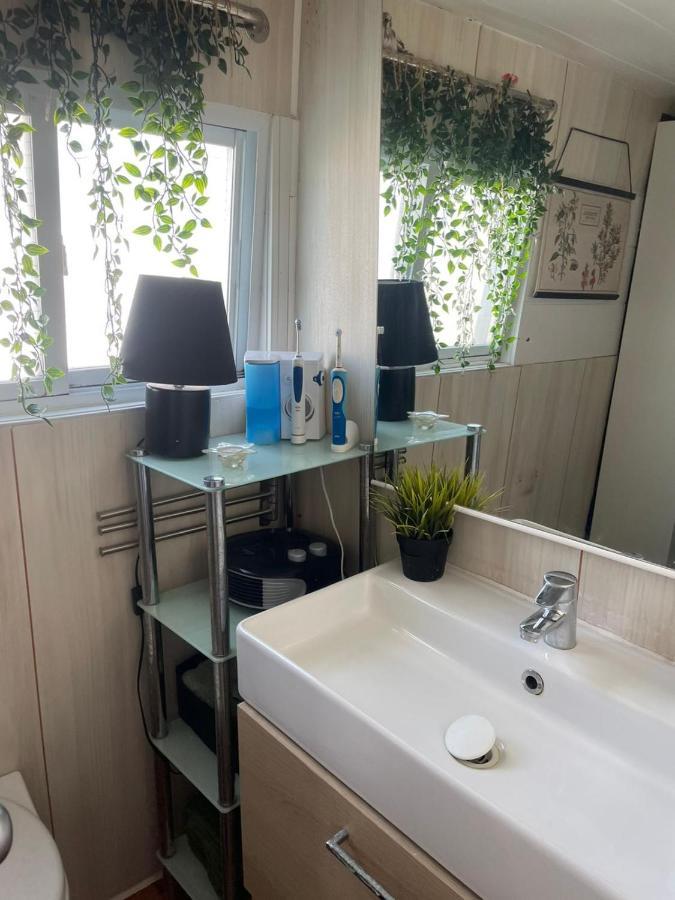 Light Bedroom In A Home Boat Barcelona Buitenkant foto