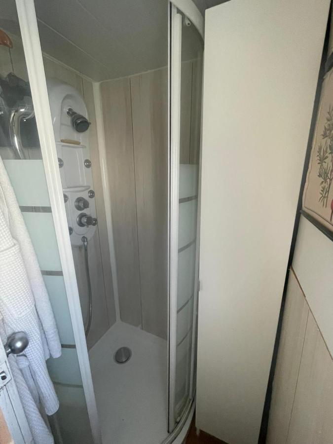 Light Bedroom In A Home Boat Barcelona Buitenkant foto