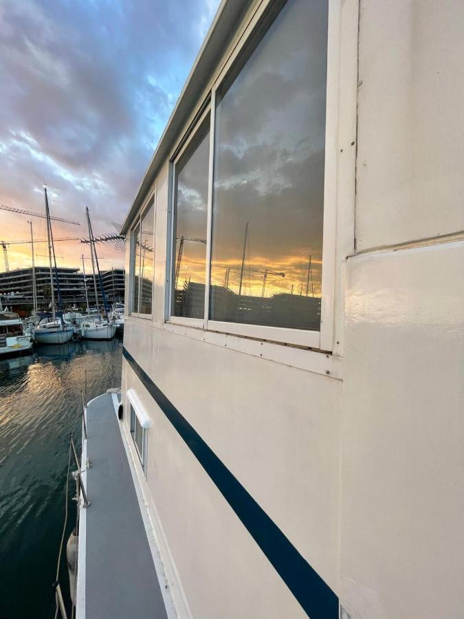 Light Bedroom In A Home Boat Barcelona Buitenkant foto