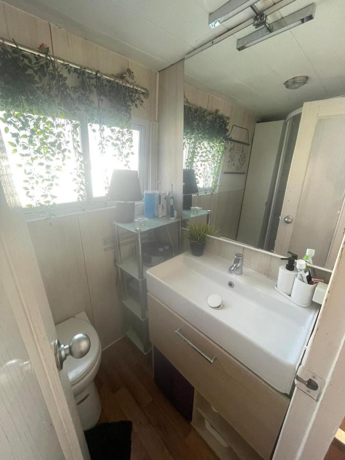 Light Bedroom In A Home Boat Barcelona Buitenkant foto